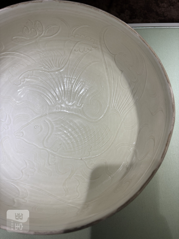 明 白瓷刻划鱼藻纹大钵 - 图7